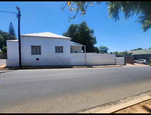 3 BEDROOM HOUSE FOR SALE IN BERGZICHT